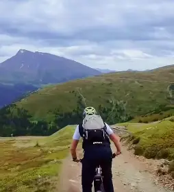 Mountainbiker auf einem alpinen Weg