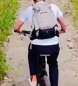 Mountainbiker auf einem Naturtrail